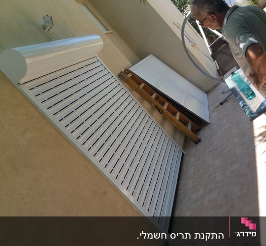 תריסי אלומיניום מותקנים על קיר חיצוני